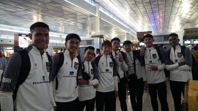Pemain Timnas U-20 Indonesia berada di Bandara Soekarno-Hatta, Tangerang, sebelum bertolak ke Qatar untuk menjalani pemusatan latihan, Jumat (22/12). Foto: PSSI