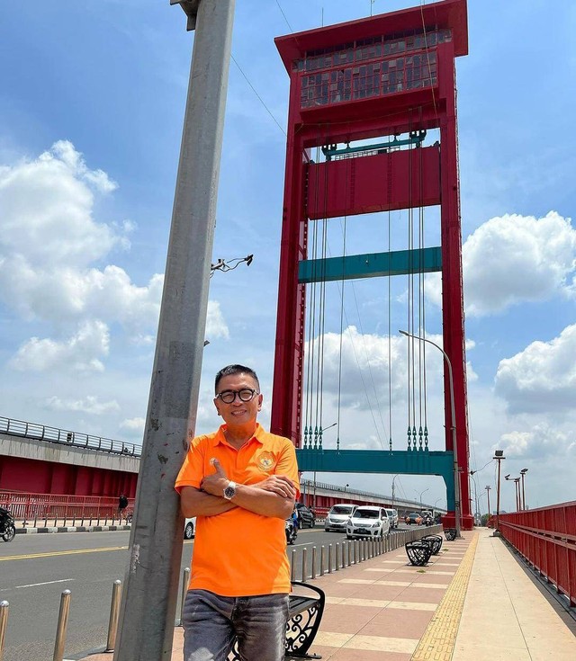 Caleg DPR RI Dapil I Sumsel Helmy Yahya saat berswafoto di Jembatan Ampera Palembang, Foto instagram @helmyyahya 