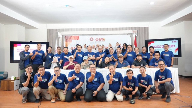 Pemilik Ayam Bakar Mas Mono, A. Pramono dan CEO Waroeng Group Jody Broto Suseno di Rakernas 2024 Laznas PPPA Daarul Qur'an. 