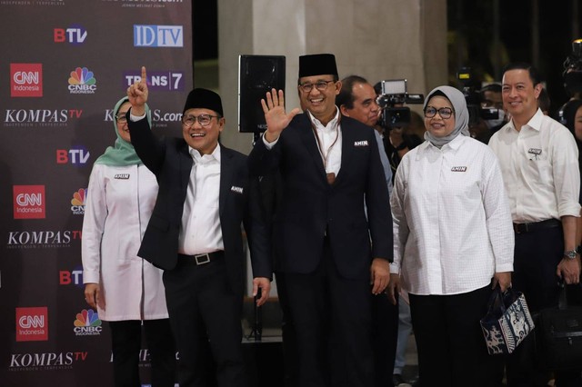 Paslon nomor urut 01 Anies Baswedan-Muhaimin Iskandar tiba di JCC Senayan, Jakarta, jelang debat Cawapres, Jumat (22/12/2023). Foto: Iqbal Firdaus/kumparan
