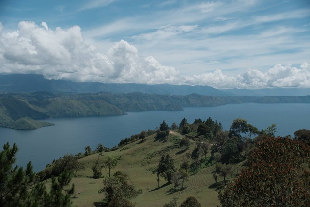 Menikmati relaksasi pinggir Danau Toba di Fivelements Wellness Lake Toba, Pulau Samosir, Sumatra Utara. Foto: Dok. Fivelements Wellness