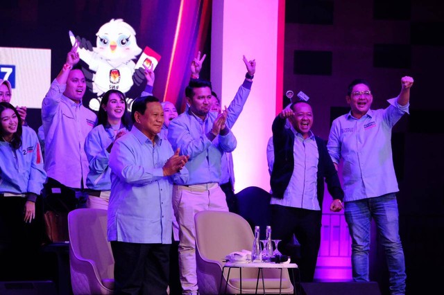 Momen Prabowo Subianto memberi semangat ke Gibran Rakabuming Raka di debat cawapres di JCC Senayan, Jakarta, Jumat (22/12/2023). Foto: Dok. Istimewa