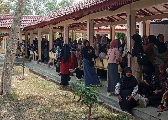 Mahasiwa FKIP Unila yang berpartisipasi dalam Pemilihan Raya Unila di FKIP. | Foto: Ist