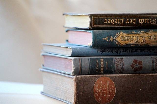 Ilustrasi contoh kajian pustaka. Sumber foto: Pixabay.com