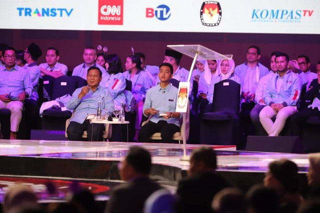 Calon presiden-wakil presiden nomor urut 02 Prabowo Subianto dan Gibran Rakabuming Raka saat debat calon wakil presiden Pemilu 2024 di JCC, Jakarta, Jumat (22/12/2023). Foto: Iqbal Firdaus/kumparan