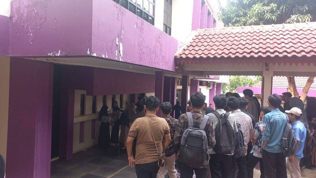 Mahasiswa yang berpartisipasi dalam Pemilihan Raya di FKIP Unila. | Foto: Ist