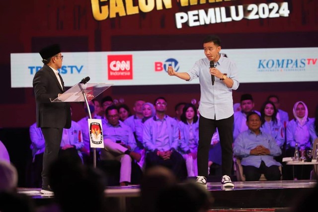 Calon wakil presiden nomor urut 01 Muhaimin Iskandar dan cawapres nomor urut 02 Gibran Rakabuming Raka (kanan) saat debat calon wakil presiden Pemilu 2024 di JCC, Jakarta, Jumat (22/12/2023). Foto: Iqbal Firdaus/kumparan