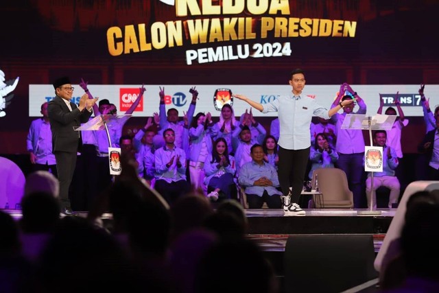 Calon wakil presiden nomor urut 01 Muhaimin Iskandar dan cawapres nomor urut 02 Gibran Rakabuming Raka (kanan) saat debat calon wakil presiden Pemilu 2024 di JCC, Jakarta, Jumat (22/12/2023). Foto: Iqbal Firdaus/kumparan