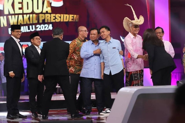 Calon presiden nomor urut 02 Prabowo Subianto memeluk Gibran Rakabuming Raka usai debat kedua calon wakil presiden Pemilu 2024 di JCC, Jakarta, Jumat (22/12/2023). Foto: Iqbal Firdaus/kumparan