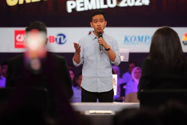 Cawapres nomor urut 02 Gibran Rakabuming Raka menyampaikan gagasannya saat debat calon wakil presiden Pemilu 2024 di JCC, Jakarta, Jumat (22/12/2023). Foto: Iqbal Firdaus/kumparan