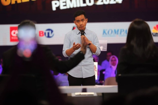 Cawapres nomor urut 02 Gibran Rakabuming Raka menyampaikan gagasannya saat debat calon wakil presiden Pemilu 2024 di JCC, Jakarta, Jumat (22/12/2023). Foto: Iqbal Firdaus/kumparan