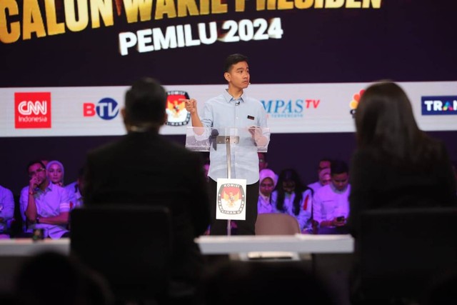 Cawapres nomor urut 02 Gibran Rakabuming Raka menyampaikan gagasannya saat debat calon wakil presiden Pemilu 2024 di JCC, Jakarta, Jumat (22/12/2023). Foto: Iqbal Firdaus/kumparan