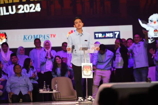 Cawapres nomor urut 02 Gibran Rakabuming Raka menyampaikan gagasannya saat debat calon wakil presiden Pemilu 2024 di JCC, Jakarta, Jumat (22/12/2023). Foto: Iqbal Firdaus/kumparan