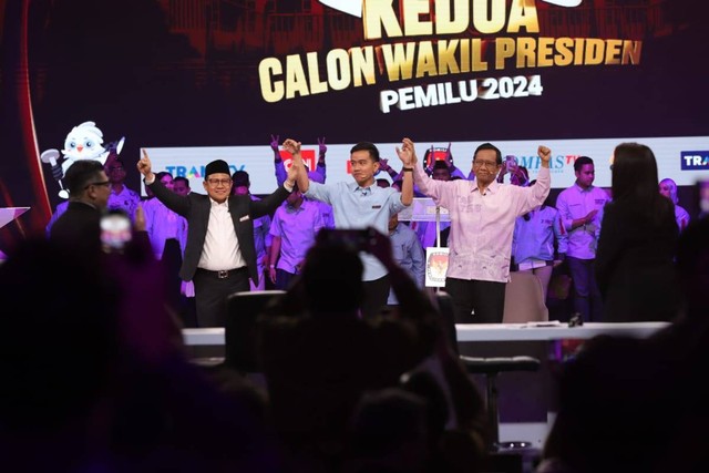 Cawapres nomor urut 02 Gibran Rakabuming Raka, cawapres nomor urut 01 Muhaimin Iskandar, dan cawapres nomor urut 03 Mahfud MD usai debat calon wakil presiden Pemilu 2024 di JCC, Jakarta, Jumat (22/12/2023). Foto: Iqbal Firdaus/kumparan