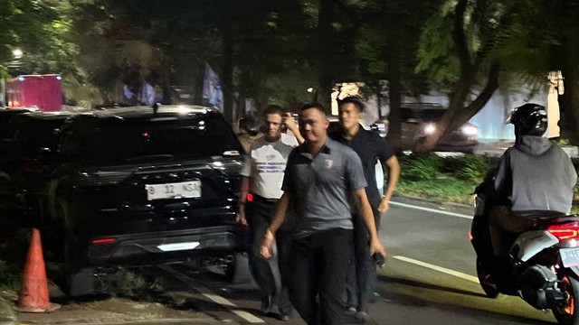 Rangkaian mobil paslon 01, Anies Baswedan dan Muhaimin Iskandar, masuk ke halaman rumah Wakil Presiden 10 dan 12 Jusuf Kalla di Jalan Brawijaya, Jakarta Selatan, Jumat (22/12/2023). Foto: Haya Syahira/kumparan