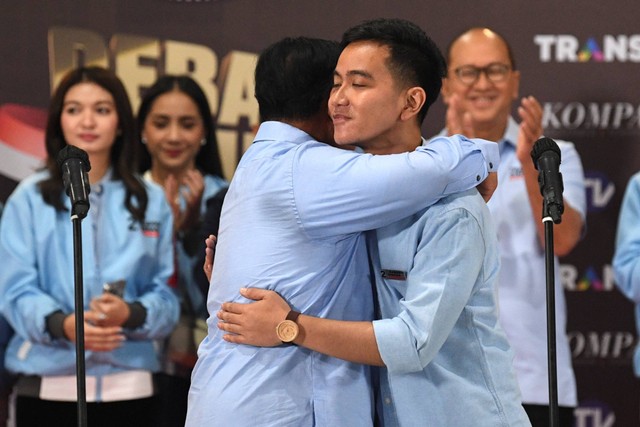 Calon presiden dan calon wakil presiden nomor urut 2, Prabowo Subianto (kiri) dan Gibran Rakabuming Raka (kanan) berpelukan saat memberikan keterangan pers usai debat calon wakil presiden Pemilu 2024 di JCC, Jakarta, Jumat (22/12/2023). Foto: M Risyal Hidayat/ANTARA FOTO