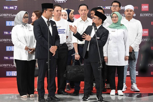 Calon presiden dan calon wakil presiden nomor urut 1, Anies Baswedan (kiri) dan Muhaimin Iskandar (kanan) memberikan keterangan pers usai debat calon wakil presiden Pemilu 2024 di JCC, Jakarta, Jumat (22/12/2023). Foto: M Risyal Hidayat/ANTARA FOTO