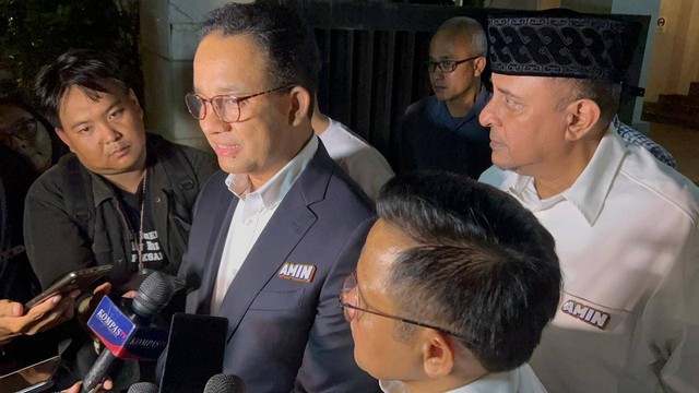 Capres dan cawapres nomor urut 1, Anies Baswedan dan Muhaimin Iskandar menjelaskan pertemuan tertutup yang digelar di kediaman Wakil Presiden Republik Indonesia ke-10 dan 12, Jusuf Kalla. Foto: Fadlan/kumparan