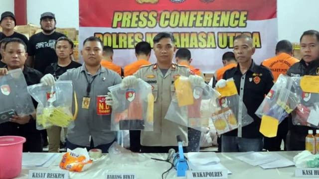 Polisi menunjukkan sebagian barang bukti makanan kedaluwarsa yang disita dari para pelaku.