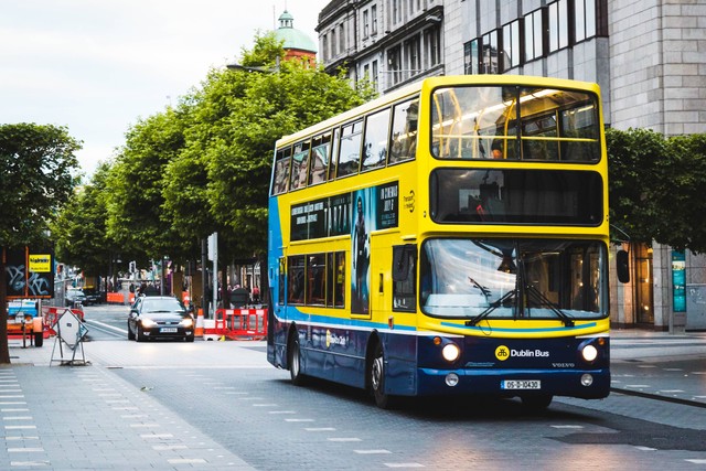 Ilustrasi Cara Naik Bus Tingkat di Semarang. Foto: Unsplash/Nico Baum