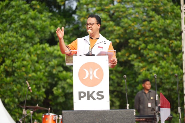 Calon presiden nomor urut 1 Anies Baswedan menghadiri acara Konsolidasi Saksi dan Apel Pemenangan AMIN dan Partai Keadilan Sejahtera (PKS) DKI Jakarta di Lapangan Utama Buperta Cibubur, Sabtu (23/12). Foto: Dok. Istimewa