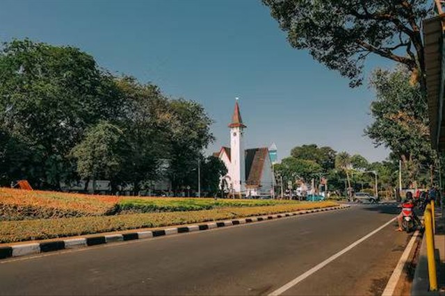 Ilustrasi Daftar Gereja di Jakarta Barat. Foto: Unsplash/ Ega Pamungkas.