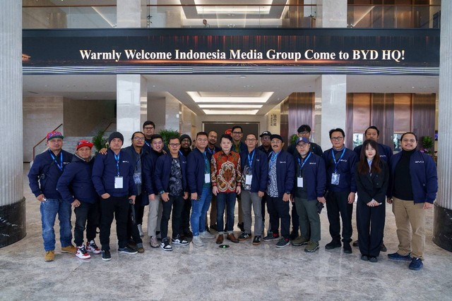 Sejulah wartawan dari Indonesia termasuk Indonesia berfoto bersama dengan President Director BYD Motor Indonesia Eagle Zhou (berpakaian batik) di kantor pusat BYD Shenzhen China. 