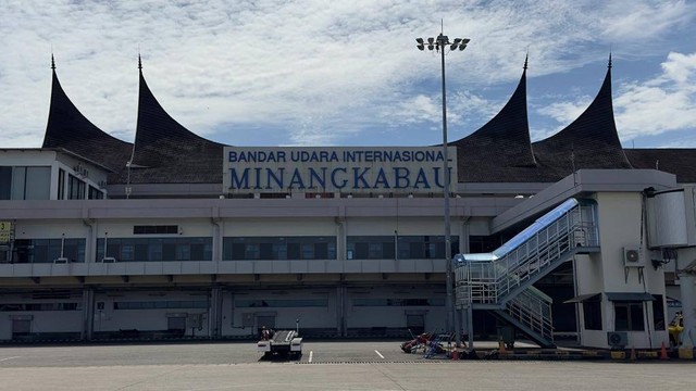 Bandara Minangkabau kembali dibuka, Sabtu (23/12/2023), usai erupsi Gunung Marapi. Foto: Kemenhub