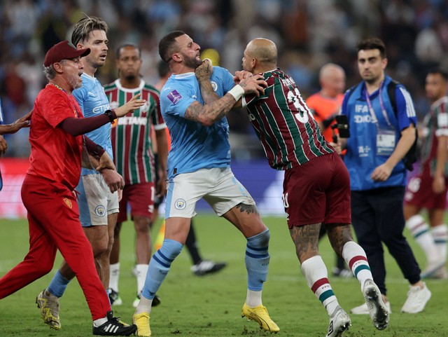 Keributan antara Kyle Walker dan Felipe Melo setelah duel Manchester City vs Fluminense pada final Piala Dunia Antarklub di Satdion King Abdullah Sports City, Arab Saudi, Sabtu (23/12). Foto: Amr Abdallah Dalsh/Reuters