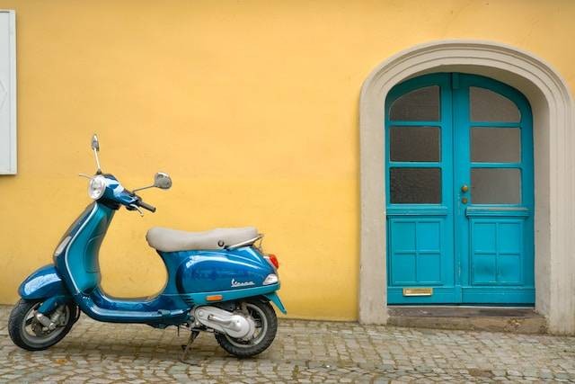 Tempat Sewa Motor Jakarta Pusat. Foto hanya ilustrasi, bukan tempat yang sebenarnya. Sumber foto: Unsplash/Ruslan