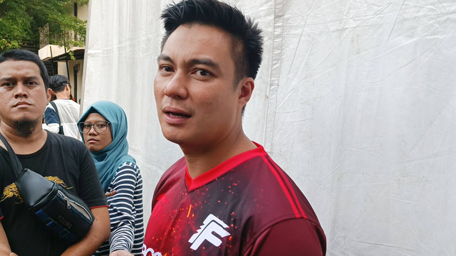 Baim Wong dalam acara Mendadak Free Fire, kawasan Kebagusan, Jakarta Selatan, Jumat (22/12/2023). Foto: Giovanni/kumparan