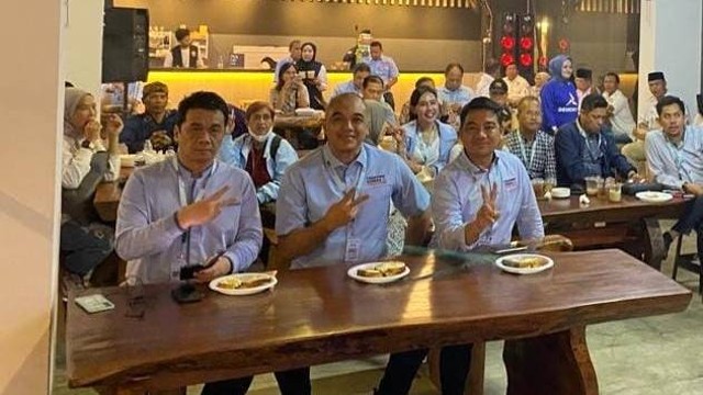 Ketua Tim Kampanye Daerah (TKD) Jakarta, A. Zaki Iskandar, dan Sekretaris TKD Prabowo-Gibran Ahmad Riza Patria nobar debat cawapres di Kantor DPD Golkar DKI Jakarta, Jalan Cikini Raya, Jakarta Pusat, Jumat (22/12/2023) malam. Foto: Dok. Istimewa