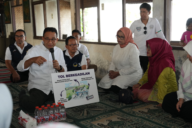 Capres nomor urut 1 Anies Baswedan dalam memaparkan program Tol Berkeadilan kepada pelaku usaha Pantura di Rumah Makan Abah, Indramayu, Jawa Barat pada Sabtu (23/12). Foto: Dok. Istimewa