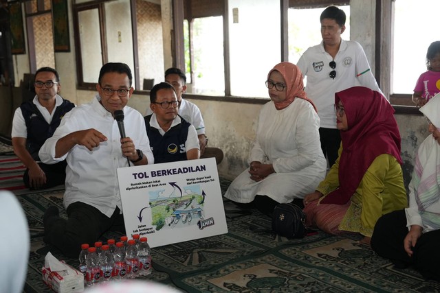 Capres nomor urut 1, Anies Baswedan, mengunjungi rumah makan Abah Pantura di Indramayu saat perjalanan menuju Jawa Tengah, Sabtu (23/12/2023). Foto: Dok. Istimewa