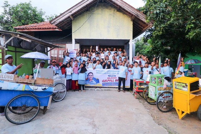 Acara deklarasi bertajuk 'Paguyuban Pedagang Kaki Lima Jawa Barat Gabung Gaspoll Bro Dukung Prabowo-Gibran' di Kuningan, Sabtu (23/12). Foto: Dok. istimewa