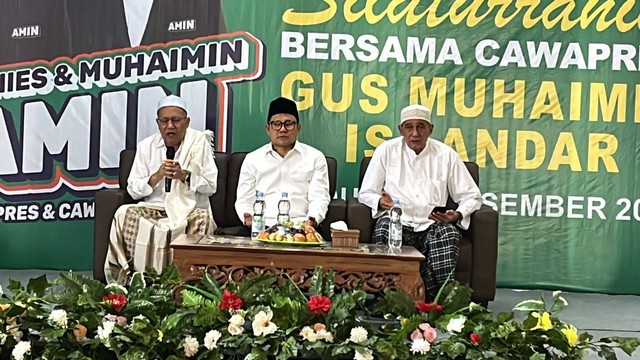 Cawapres nomor urut 01 Muhaimin Iskandar alias Cak Imin, saat menghadiri konsolidiasi para kyai, pimpinan pesantren, hingga para pimpinan majelis taklim se-Demak, Sabtu (23/12/2023). Foto: Haya Syahira/kumparan