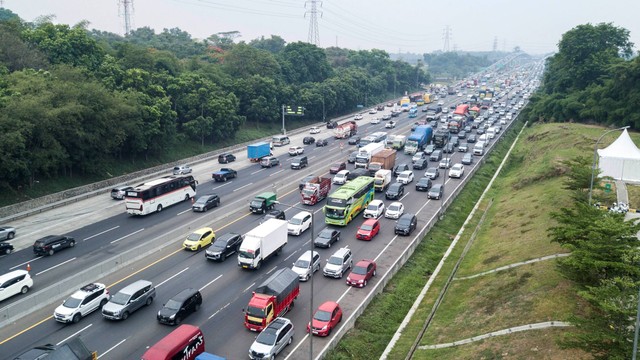 Sejumlah kendaraan pemudik melintas di Jalan Tol Jakarta-Cikampek di Kabupaten Karawang , Jawa Barat, Sabtu (23/12/2023). Foto: Fakhri Hermansyah/ANTARA FOTO