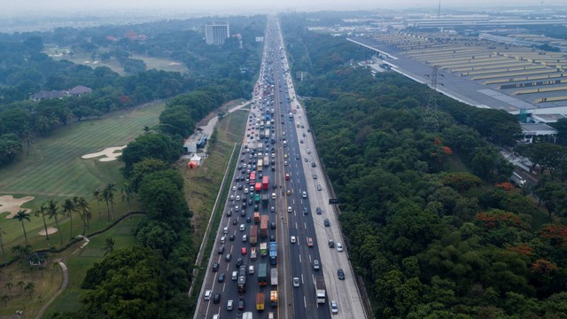 Sejumlah kendaraan pemudik melintas di Jalan Tol Jakarta-Cikampek di Kabupaten Karawang , Jawa Barat, Sabtu (23/12/2023). Foto: Fakhri Hermansyah/ANTARA FOTO