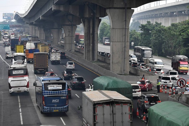 Suasana sejumlah kendaraan arah Cikampek melaju saat pemberlakuan contraflow di kilometer 37 Tol Jakarta-Cikampek, Cikarang, Kabupaten Bekasi, Jawa Barat, Sabtu (23/12/2023). Foto: Fakhri Hermansyah/ANTARA FOTO