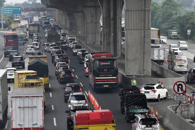 Suasana sejumlah kendaraan arah Cikampek melaju saat pemberlakuan contraflow di kilometer 37 Tol Jakarta-Cikampek, Cikarang, Kabupaten Bekasi, Jawa Barat, Sabtu (23/12/2023). Foto: Fakhri Hermansyah/ANTARA FOTO