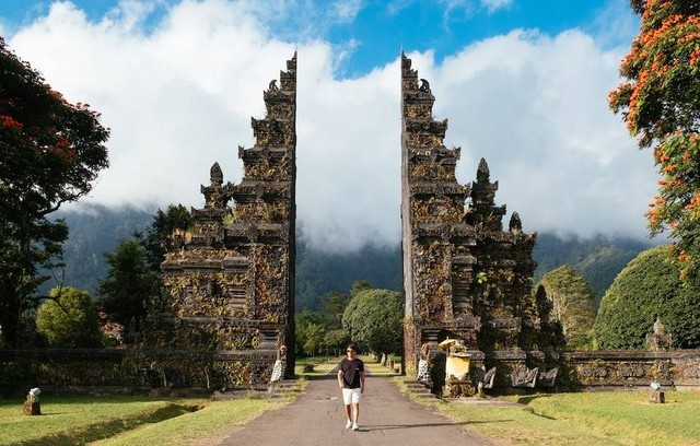 Ilustrasi Handara Gate (Bukan Tempat Sebenarnya), Sumber Unsplash/Luiz Guimaraes