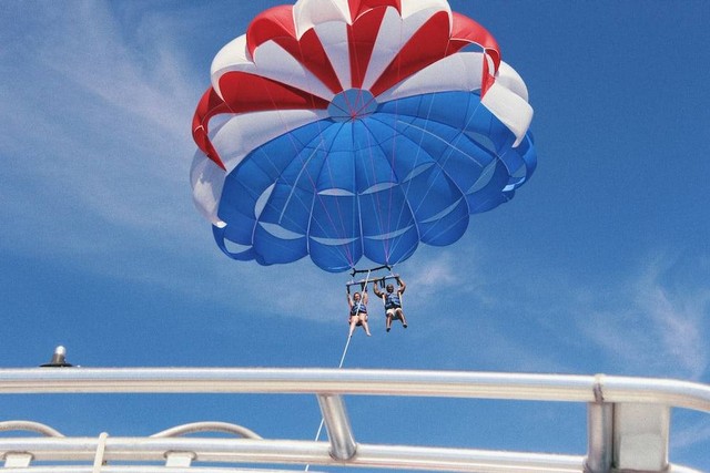 Ilustrasi Parasailing Bali (Bukan Tempat Sebenarnya) ,   Sumber Unsplash/AJ Garcia