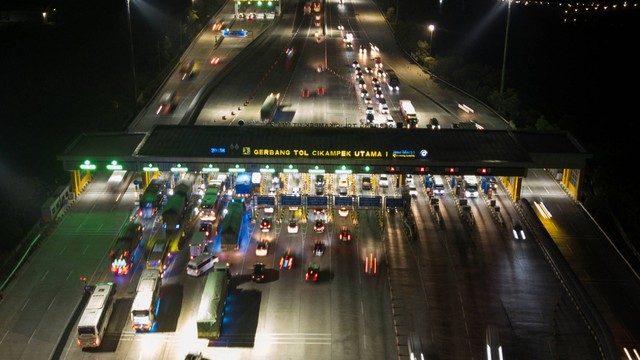 Foto udara sejumlah kendaraan di Gerbang Tol Cikampek utama 1 di Kabupaten Karawang, Jawa Barat, Sabtu (23/12/2023). Foto: Fakhri Hermansyah/ANTARA FOTO