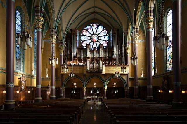 Gereja di Bandung. Foto hanya ilustrasi, bukan tempat sebenarnya. Sumber: Unsplash/Garrett Anderson