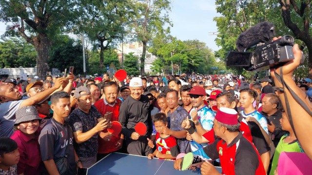 Capres nomor urut 03, Ganjar Pranowo dan istrinya Siti Atikoh mengikuti CFD di Jalan Slamet Riyadi, Kota Solo, Minggu (24/12).  Foto: kumparan