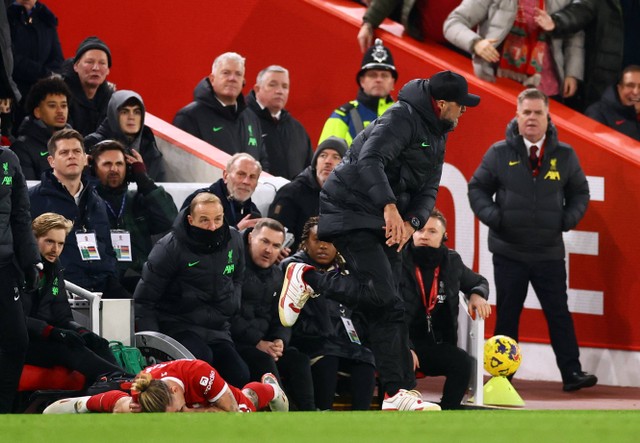 Pemain Liverpool Kostas Tsimikas mengalami cidera saat melawan Arsenal pada pertandingan Liga Inggris di Anfield, Liverpool, Inggris, Minggu (24/12/2023). Foto: Carl Recine/REUTERS