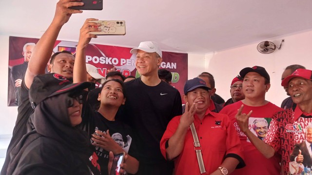 Capres nomor urut 03, Ganjar Pranowo meresmikan posko pemenangan Ganjar-Mahfud, di Pasar Kliwon, Solo, Jawa Tengah, Minggu (24/12/2023). Foto: Fadhil Pramudya/kumparan