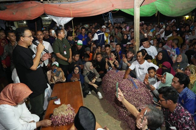 Calon presiden nomor urut 1 Anies Baswedan menemui para petani bawang di Larangan, Brebes, pada Sabtu (23/12/2023). Foto: Dok. Istimewa