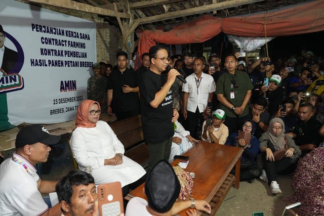 Calon presiden nomor urut 1 Anies Baswedan menemui para petani bawang di Larangan, Brebes, pada Sabtu (23/12/2023). Foto: Dok. Istimewa