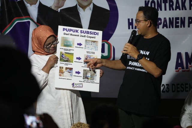 Calon presiden nomor urut 1 Anies Baswedan menemui para petani bawang di Larangan, Brebes, pada Sabtu (23/12/2023). Foto: Dok. Istimewa